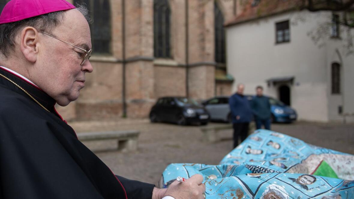 Bischof Bertram trug mit seiner Unterschrift gerne zum guten Zweck bei.
