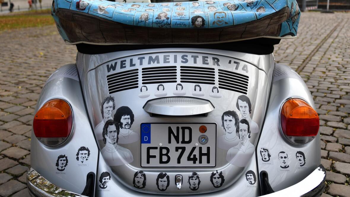 Das Auto steht voll und ganz im Zeichen der Fußballbegeisterung.