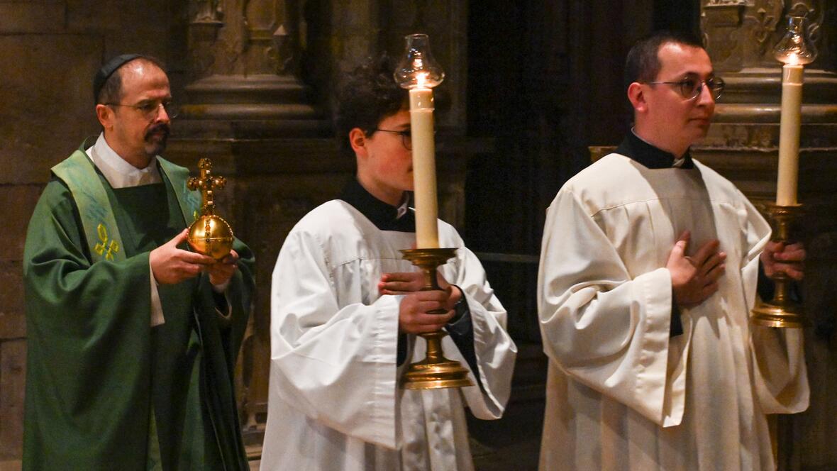 Ein Gefäß mit Reliquien des neuen Seligen in Form eines Reichsapfels wird feierlich durch das Freiburger Münster getragen (Fotos: Leander Stork / pba)