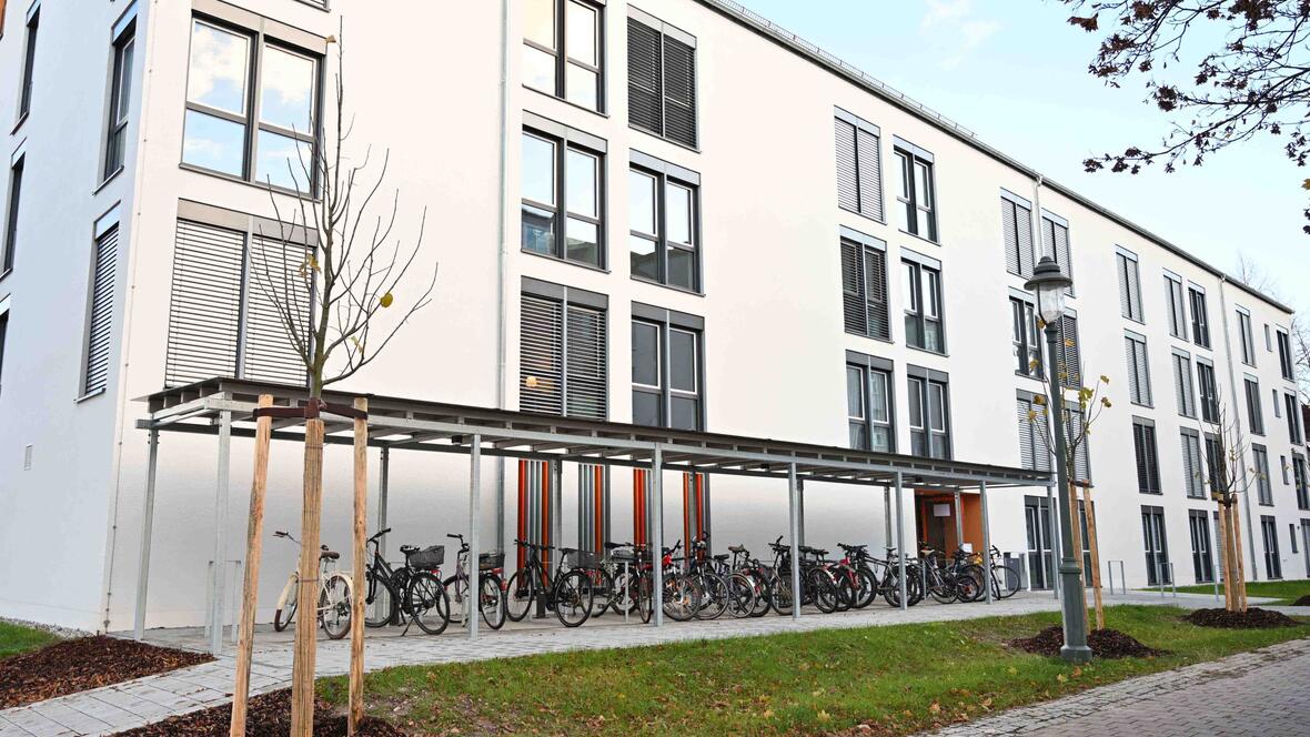 Das neue vierstöckige Studierendenwohnheim befindet sich direkt am Campus der Universität. 