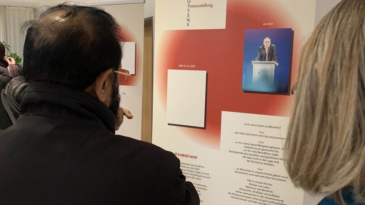 Betroffene bekommen "ein Gesicht" und stellen in Stichpunkten ihre Geschichte dar. (Foto: Viktoria Zäch/pba)