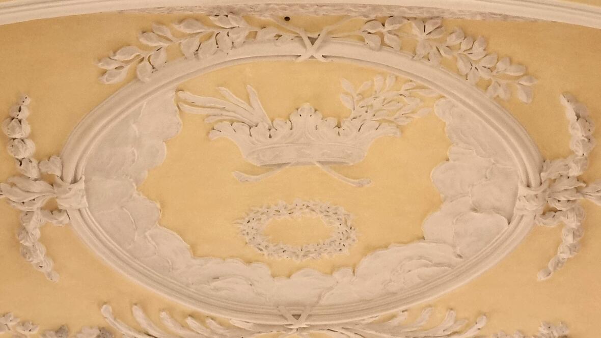 Das Deckengemälde in St. Blasius zeigt die beiden Kronen: Königs- und Dornenkrone (Foto: Bistum Augsburg).