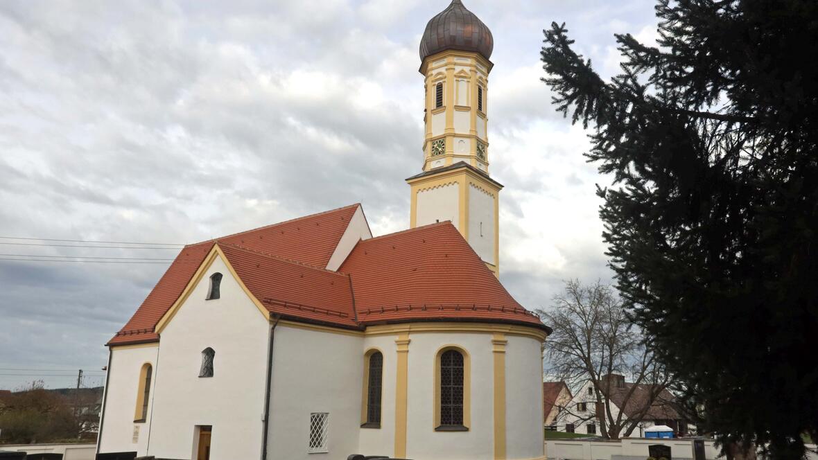Außenansicht der renovierten Pfarrkirche von Hirblingen. (Foto: Annette Zoepf / pba)