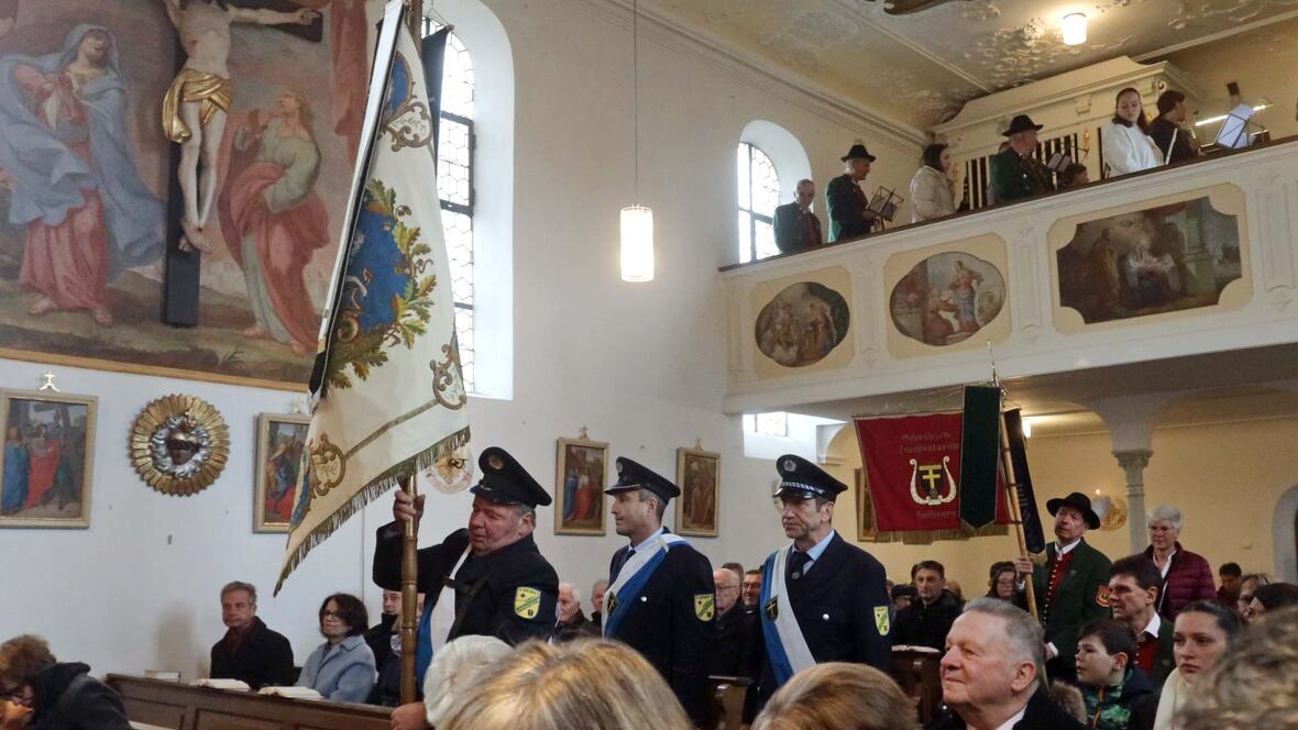 Fahnenabordnungen beim Festgottesdienst in St. Blasius (Foto: Annette Zoepf / pba)