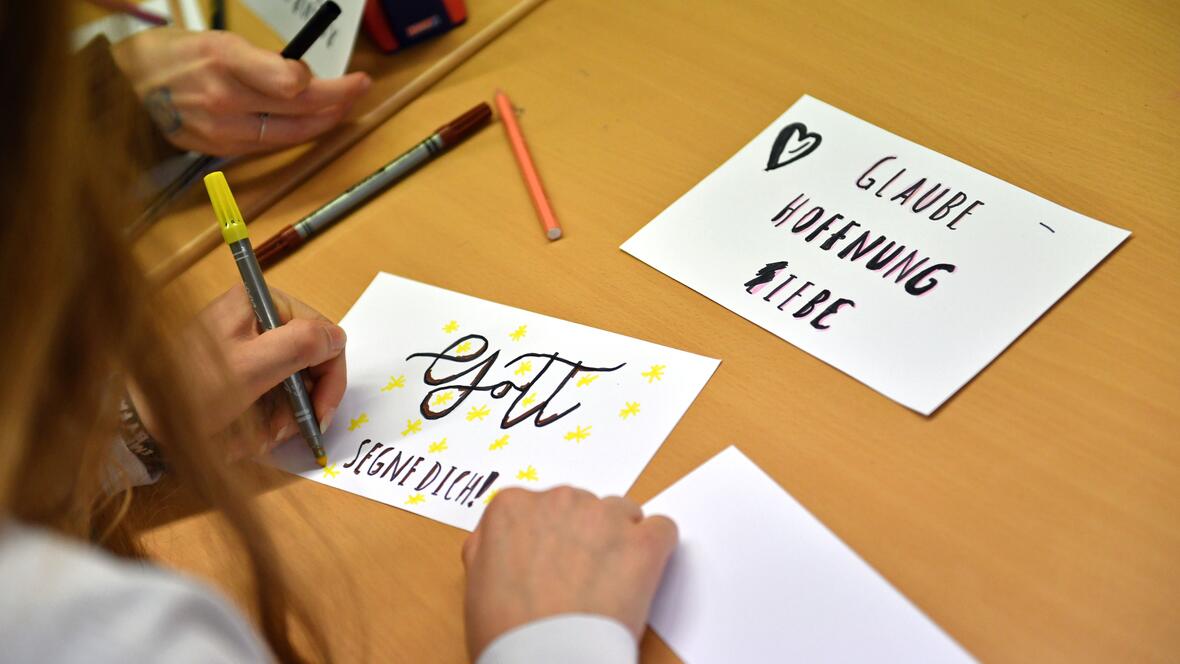 "Gott segne Dich!": Auch beim Handlettering-Workshop waren die drei göttlichen Tugenden präsent. (Fotos: Nicolas Schnall / pba)