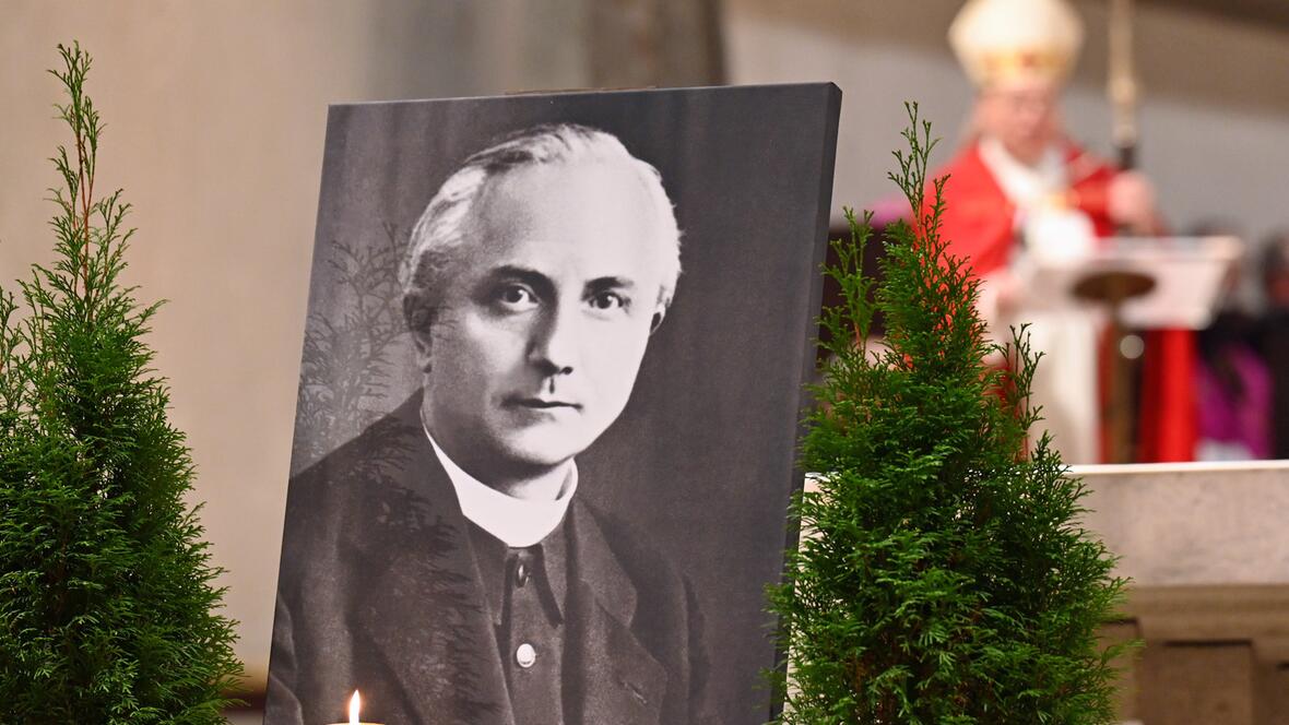 Bischof Bertram predigt über die Wachsamkeit. 