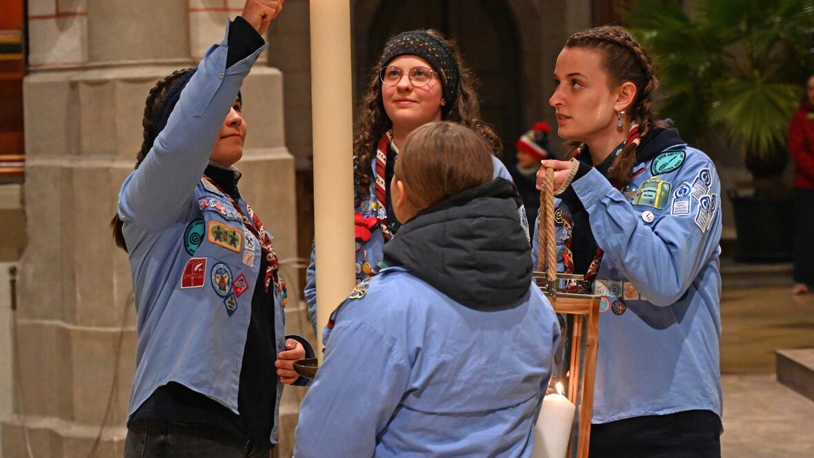 Pfadfinder aus Herrgottshofen hatten das Friedenslicht in Wien abgeholt und in den Dom gebracht. (Fotos: Leander Stork / pba) 