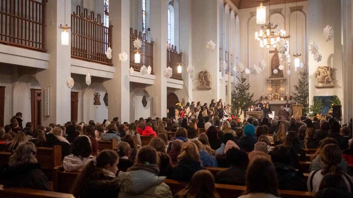 Der Gottesdienst fand in der in den Zwanzigerjahren erbauten Institutskirche statt.