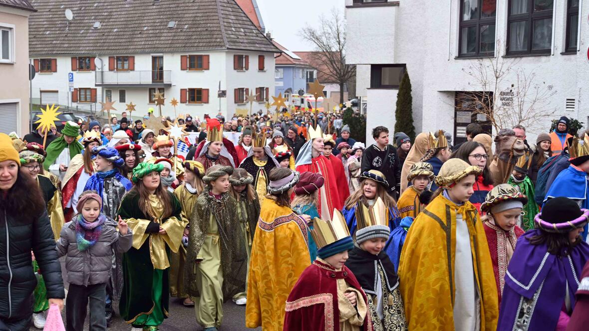 Rund 300 Sternsinger auf ihrem Weg durch die Stadt. 
