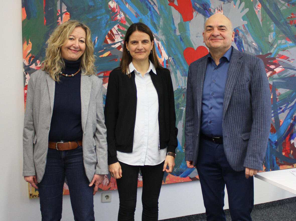 Diözesan-Caritasdirektor Diakon Markus Müller zusammen mit der neuen Doppelspitze für den gesamten Aufgabenbereich Soziales des Caritasverbandes für die Diözese Augsburg e. V., Verena Rauch (Mitte) und Barbara Habermann (links). (Foto: Caritas Augsburg / Christiane Martini)