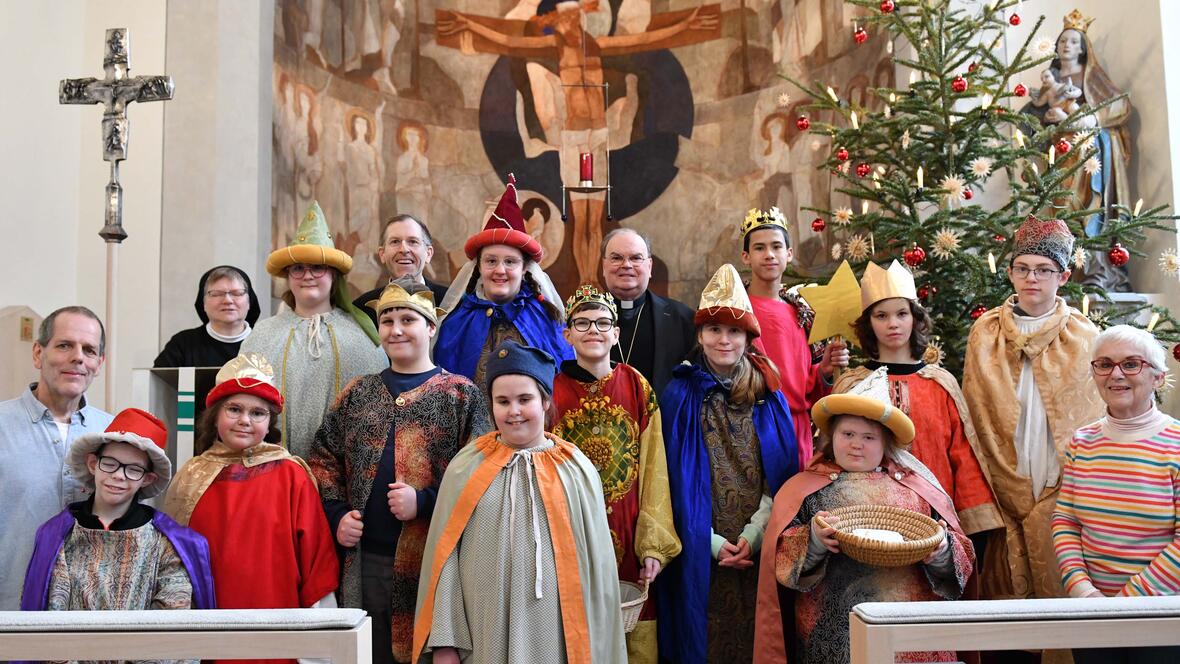Sternsingerinnen und Sternsinger der Elisabethschule in Aichach brachten Bischof Bertram und den Beschäftigten im Bischofshaus den Segen. (Fotos: Maria Rösch / pba) 