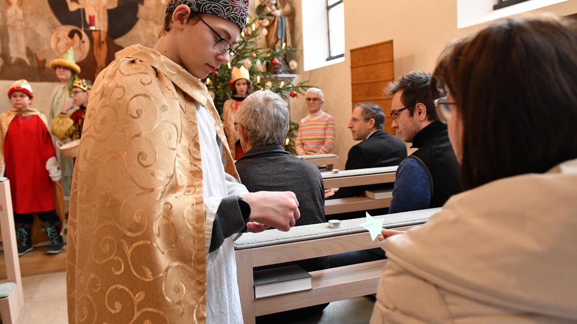 Einen Stern der Hoffnung verteilten sie sodann auch an die Mitfeiernden. (Maria Rösch / pba)