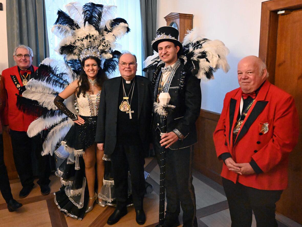 Ein strahlendes Prinzenpaar zusammen mit Bischof Bertram. (Fotos: Leander Stork / pba)