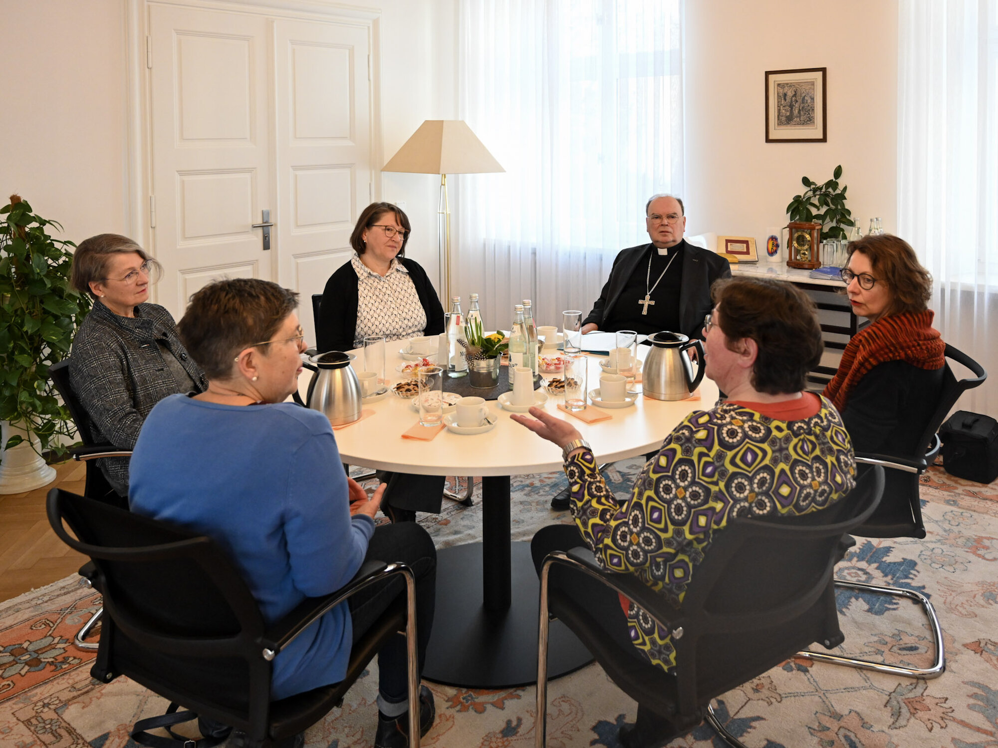 Ungezwungenes Zusammenkommen im Bischofshaus.