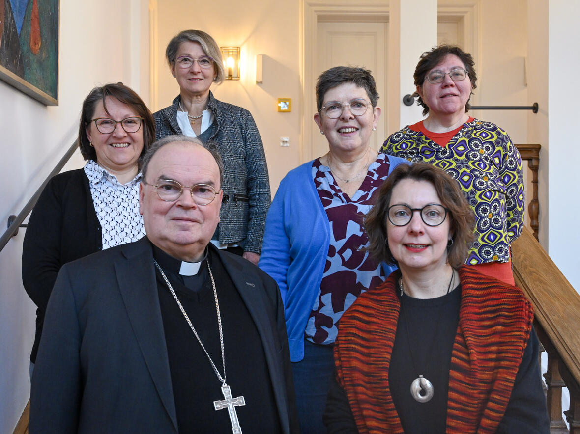 (v.l.) Marianne Lang, Bischof Dr. Bertram Meier, Irmgard Hornsteiner, Petra Miller, 1. Vorsitzende Alexandra Kettner und Gertraud Ostermeyer (Fotos: Julian Schmidt / pba)