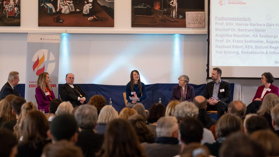 In der Podiumsdiskussion wurde über die Herausforderung der Glaubensweitergabe gesprochen.