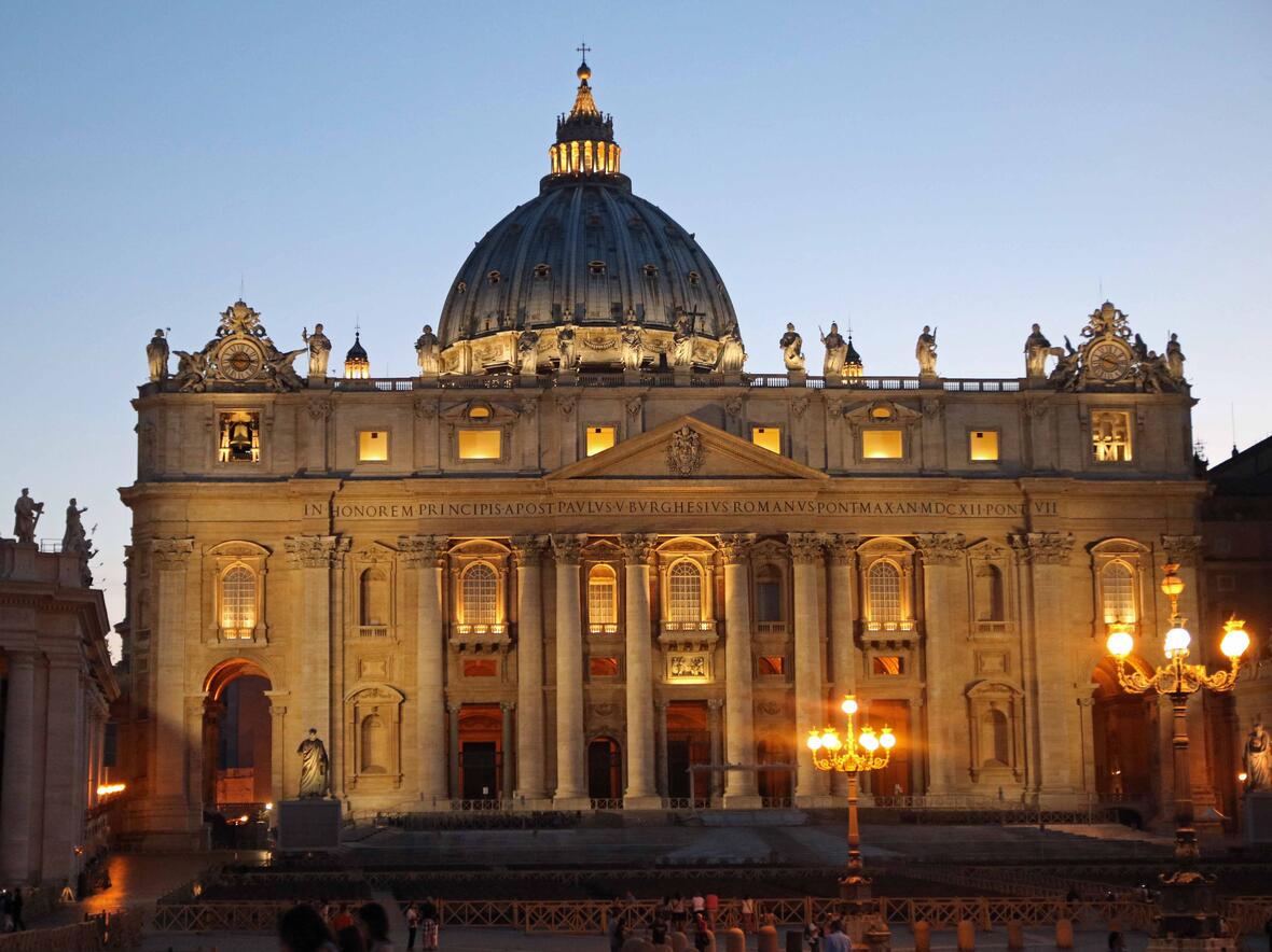 Petersdom bei Nacht. (Foto: Kirsten Gerwens, in pfarrbriefservice.de)