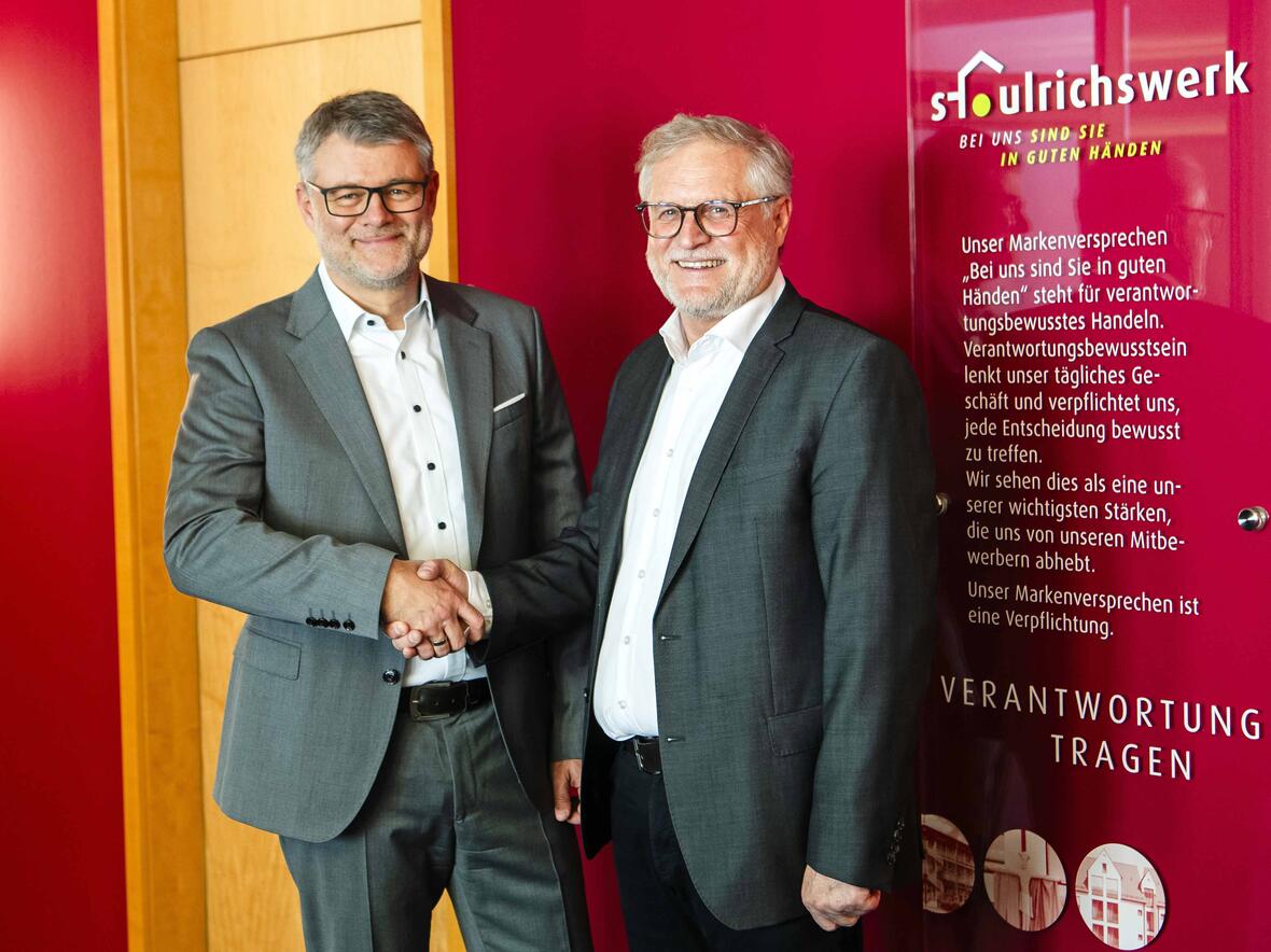 Mario Höll (links) ist neuer Geschäftsführer beim St. Ulrichswerk. Sein Vorgänger Rudolf Mitterhuber verabschiedete sich in Altersteilzeit. (Foto: Schmid Media)