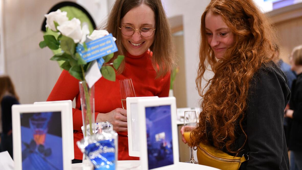 An Stehtischen wurden die einzelnen Projekte vorgestellt und neugierig betrachtet. (Foto: Maria Rösch / pba) 