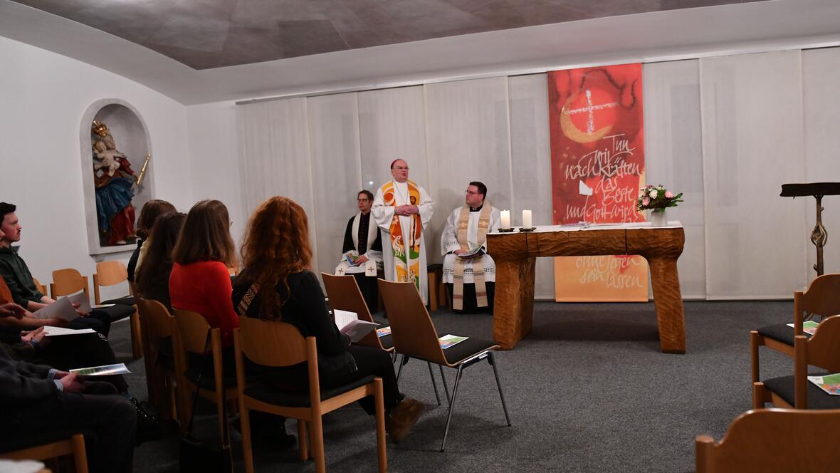 Bereits in der Simpert-Vesper dankte der Bischof den Jugendlichen und bezeichnete sie und ihr Wirken als echte Briefe Christi. (Foto: Maria Rösch / pba)   