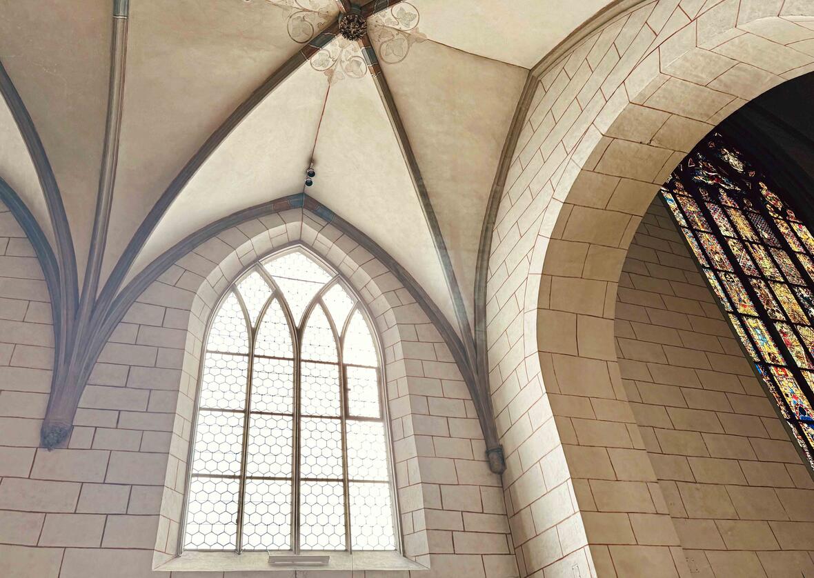 Der Ort für das neue Ulrichsfenster liegt im südlichen Seitenschiff des Doms links vom Salomofenster. Das Fenster weist bislang eine farblose Sechseckverglasung auf. (Foto: Nicolas Schnall / pba)