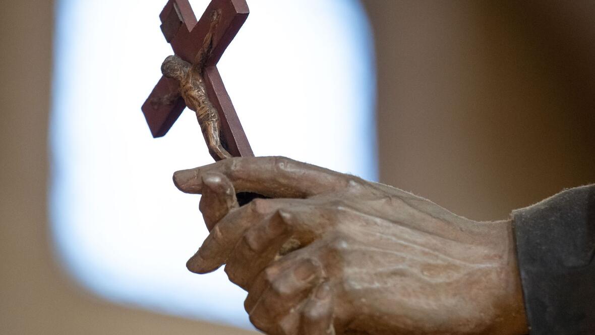 Das Kreuz als Symbol des Todes wie auch des Lebens: Figurdetail im Augsburger Dom (Fotos: Julian Schmidt / pba)