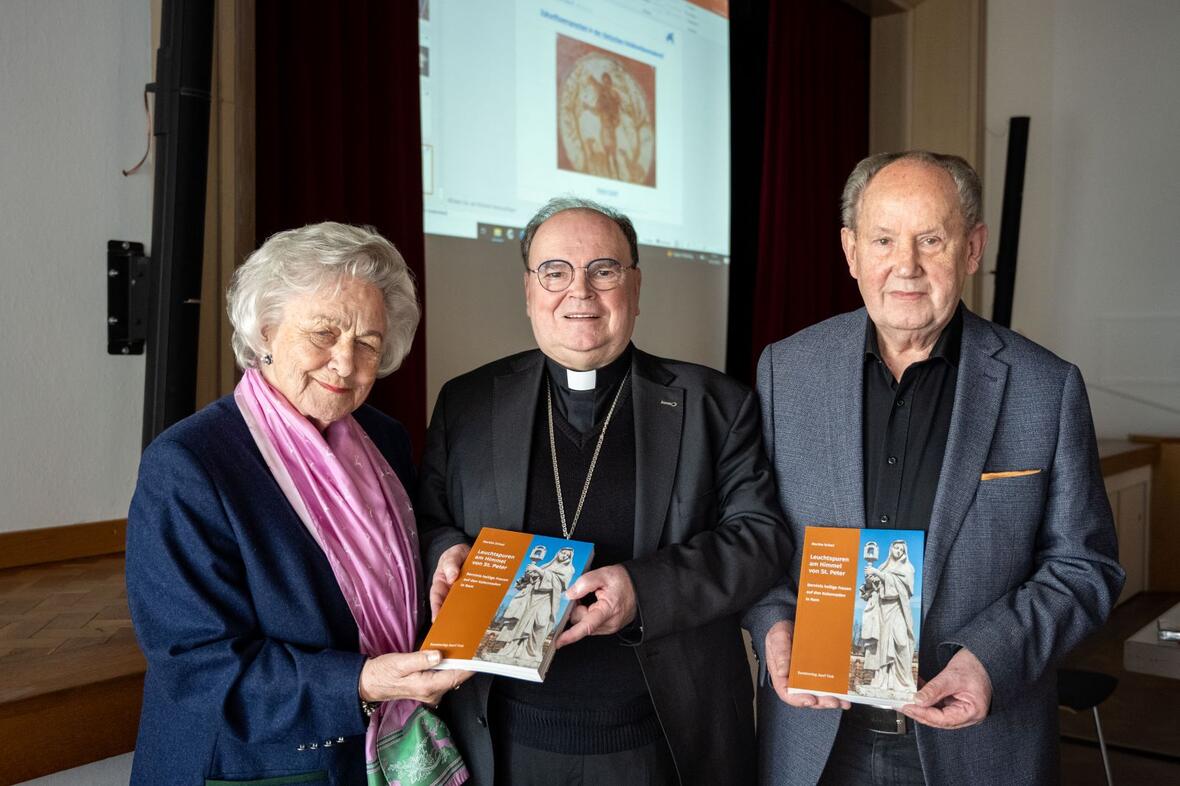 (v.l.) Autorin Dr. Martha Schad, Bischof Dr. Bertram Meier und Verleger Josef Fink (Foto: Julian Schmidt / pba)