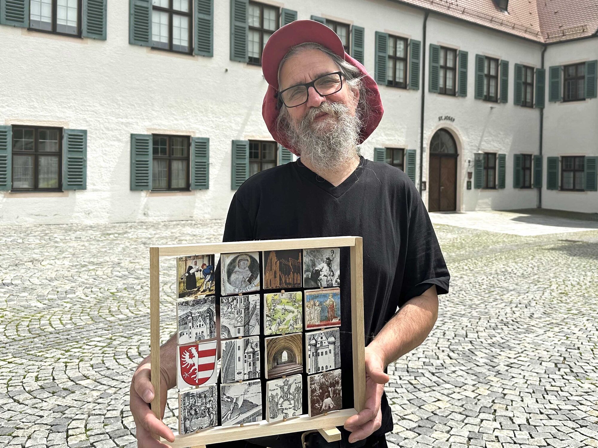 Ein Mann – eine Mission: Heilerziehungspfleger und Mittelalterexperte Holger Lauerer hat sich tief in die 900-jährige Klostergeschichte von Ursberg eingearbeitet. Ab 14. März präsentiert er eine Sonderausstellung in St. Josef am Klosterhof in Ursberg. (Foto: Julia Winterstein / DRW)