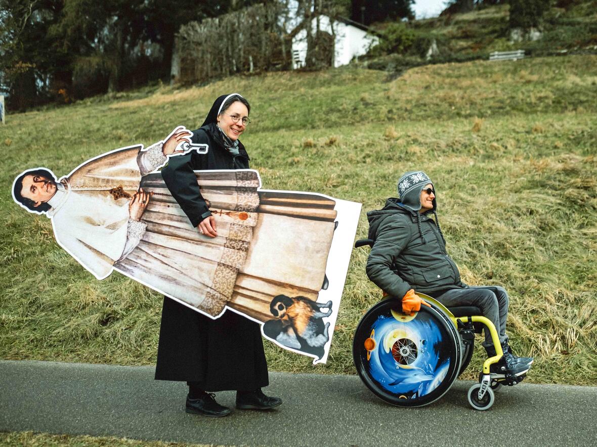 Sie freuen sich auf die Sonderausstellung: Iris Leikert und Generalvikarin Sr. Dominika Nuiding CSJ mit einer lebensgroßen Darstellung von Abt Joseph II. Höld, der dem Ursberger Kloster von 1708 bis 1729 vorstand. (Foto: Bayram Er / DRW)