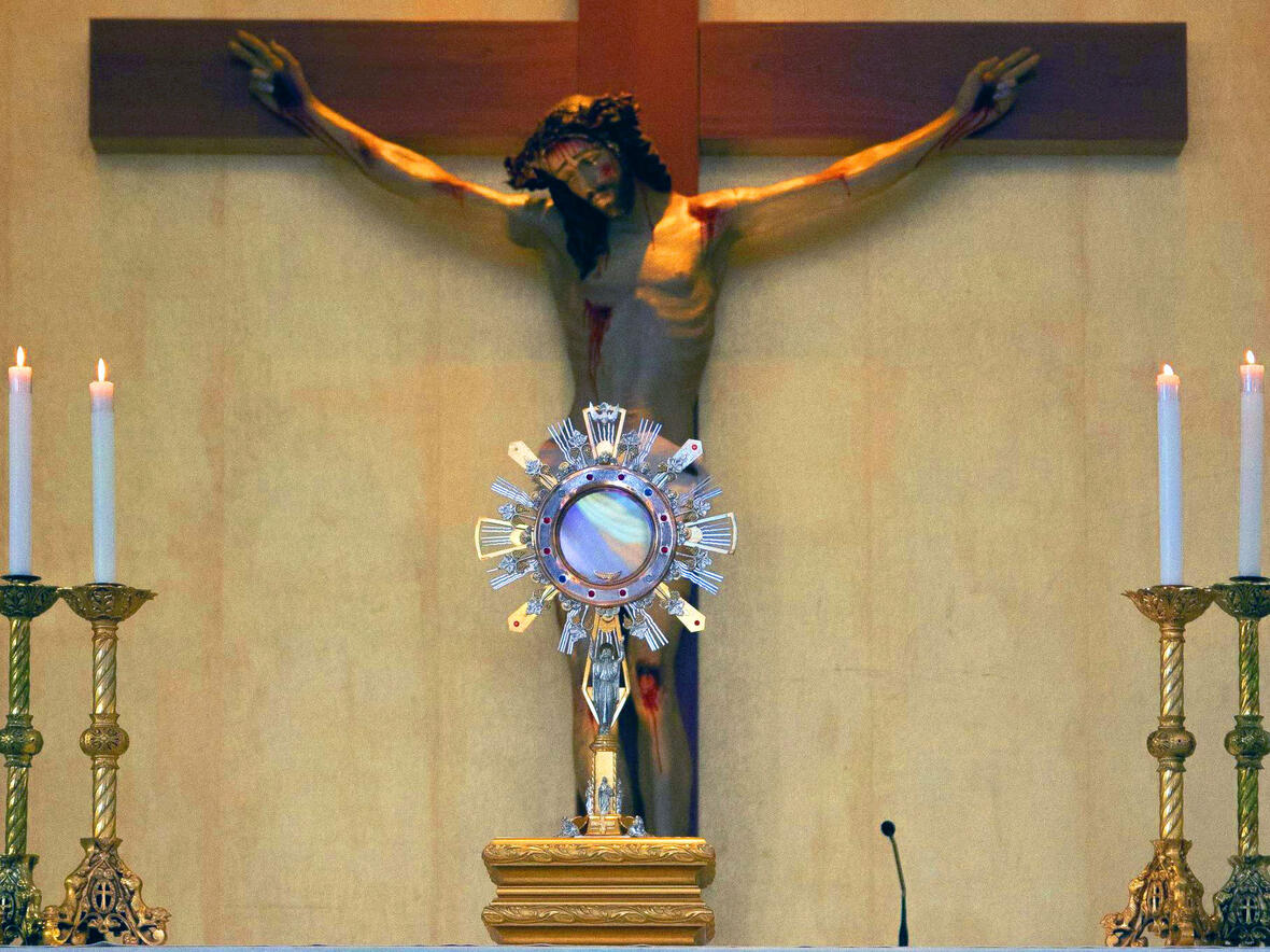 Die eucharistische Anbetung steht im Zentrum beider Gebetsaktionen. (Foto: Marcos Felipe / pexels) 