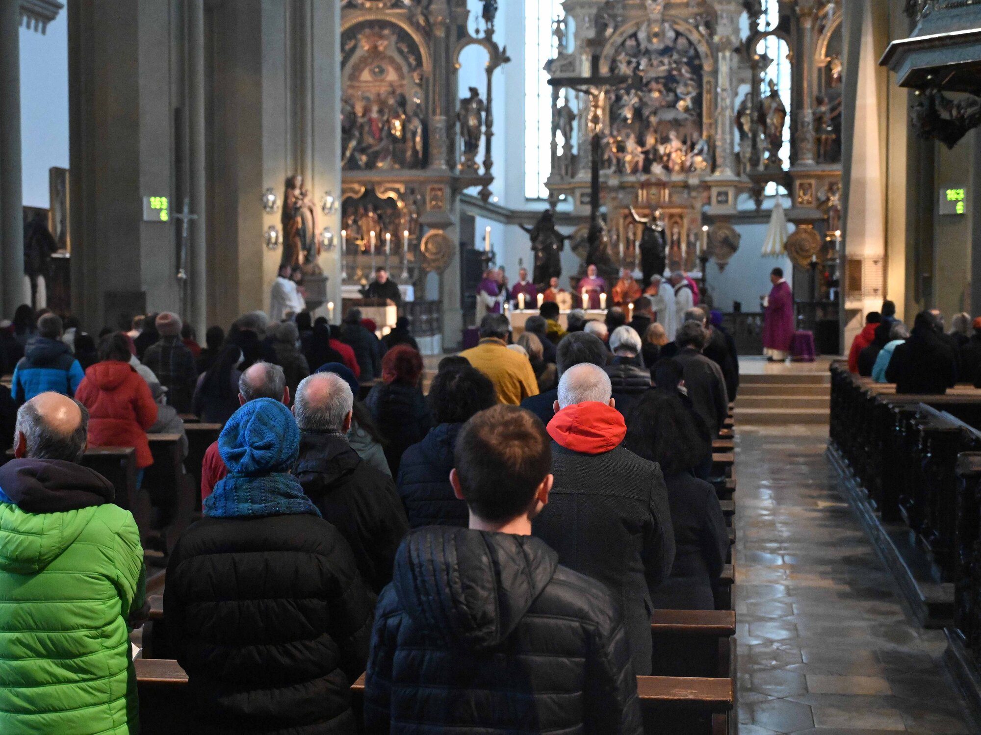 Viele Gläubige feierten die Messe für den Frieden mit