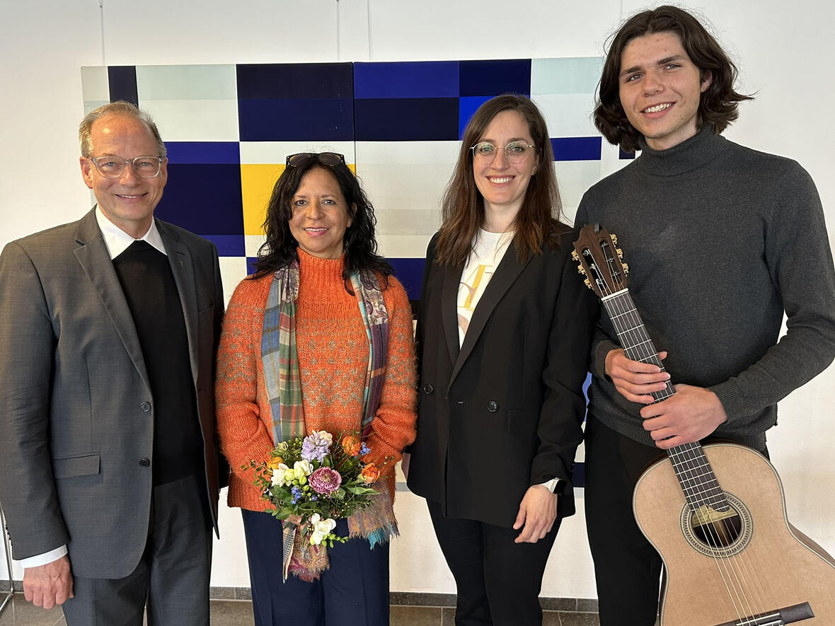 Eine Ausstellung von Celia Mendoza, Künstlerin des Ulrichsfensters, ist ab sofort im Exerzitienhaus Leitershofen zu besichtigen. (Fotos: Michael Kießling)
