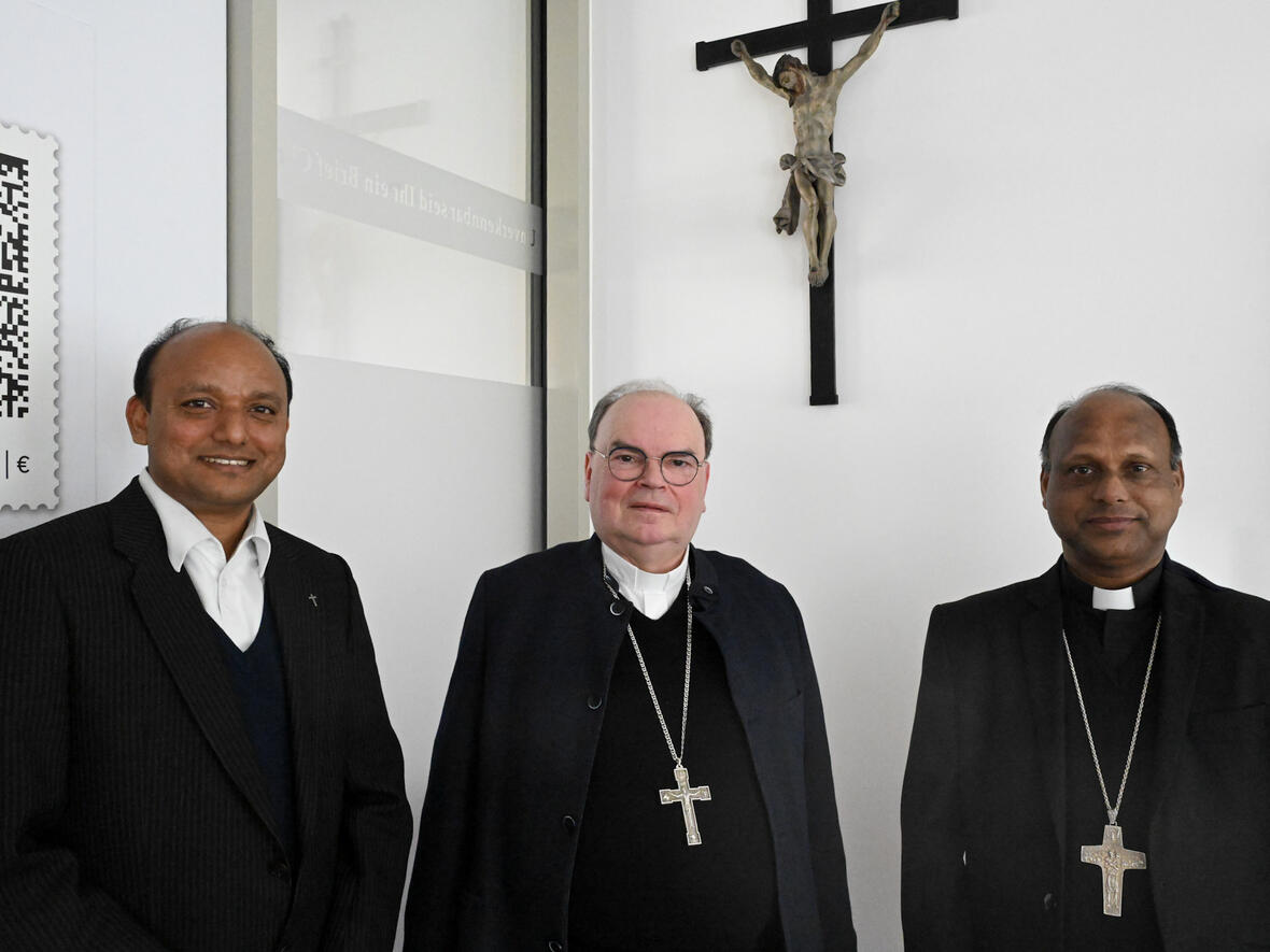 (v.l.) Der frühere Pfarrer der PG Weitnau Biju Nirappel, Bischof Dr. Bertram Meier und Bischof Dr. Peter Kochupuruckal (Foto: Julian Schmidt / pba)