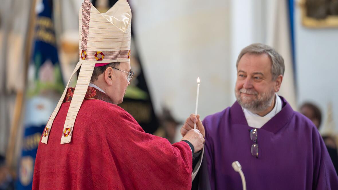 "Worte, Gesten und Vorbilder der Versöhnung": Altarweihe im Dießener Marienmünster (Fotos: Julian Schmidt / pba)