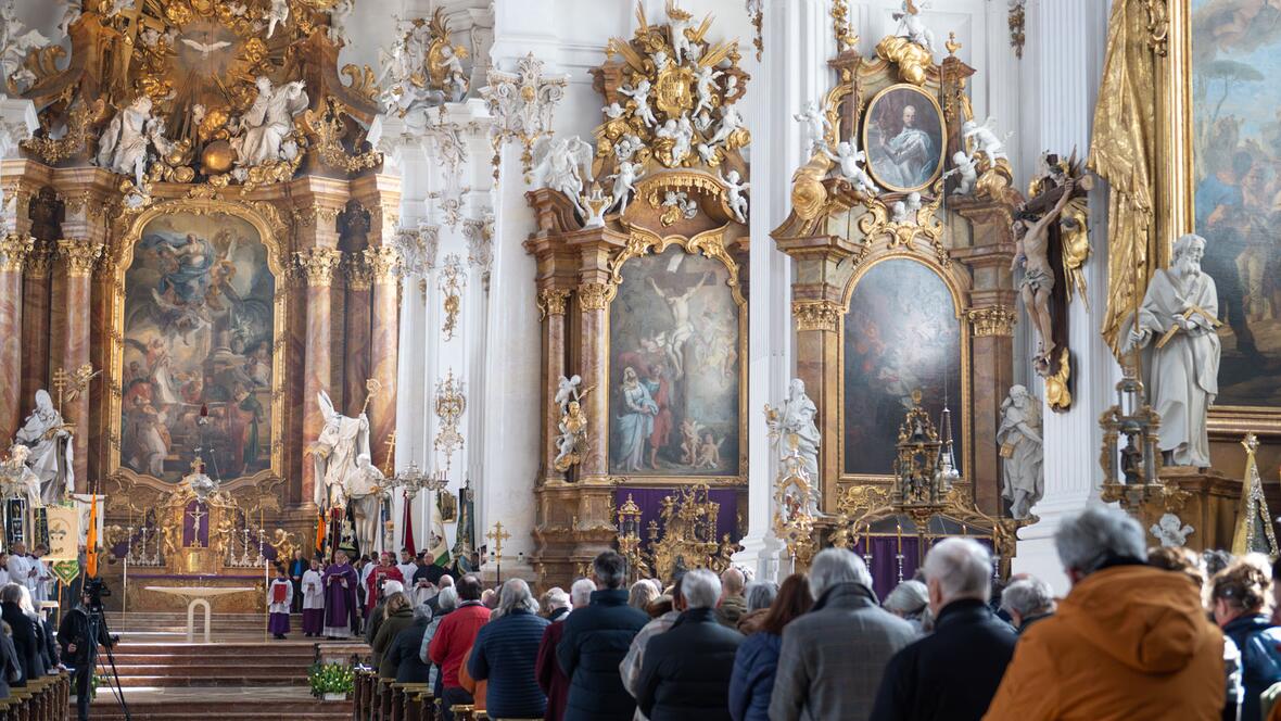 Der Gottesdienst wurde live im Fernsehen von K-TV übertragen.