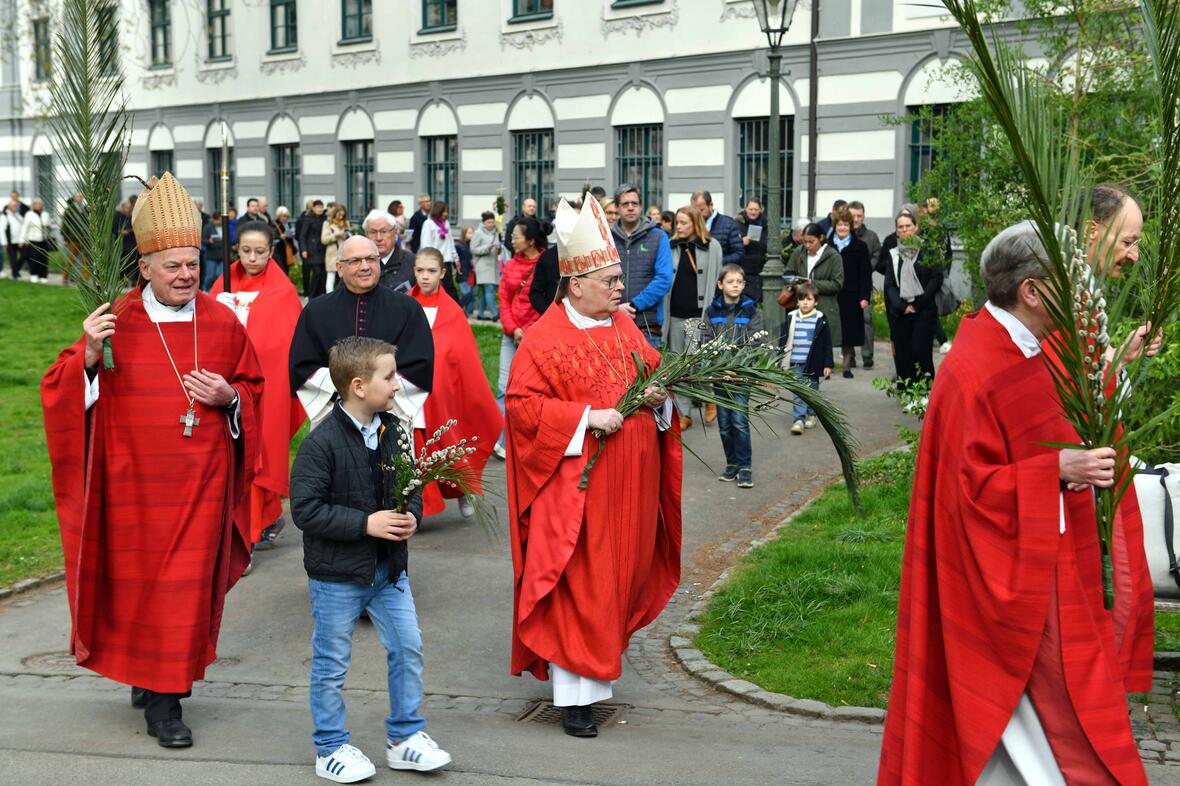 Prozessionszug mit Palmzweigen durch den Fronhof. (Fotos: Nicolas Schnall / pba)