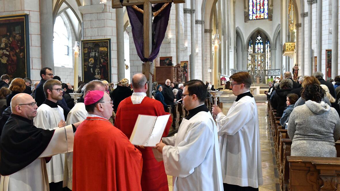 Karfreitag im Augsburger Dom: Bischof Bertram stimmt bei der Erhebung des Kreuzes das "Ecce lignum crucis" an. (Fotos: Nicolas Schnall / pba)