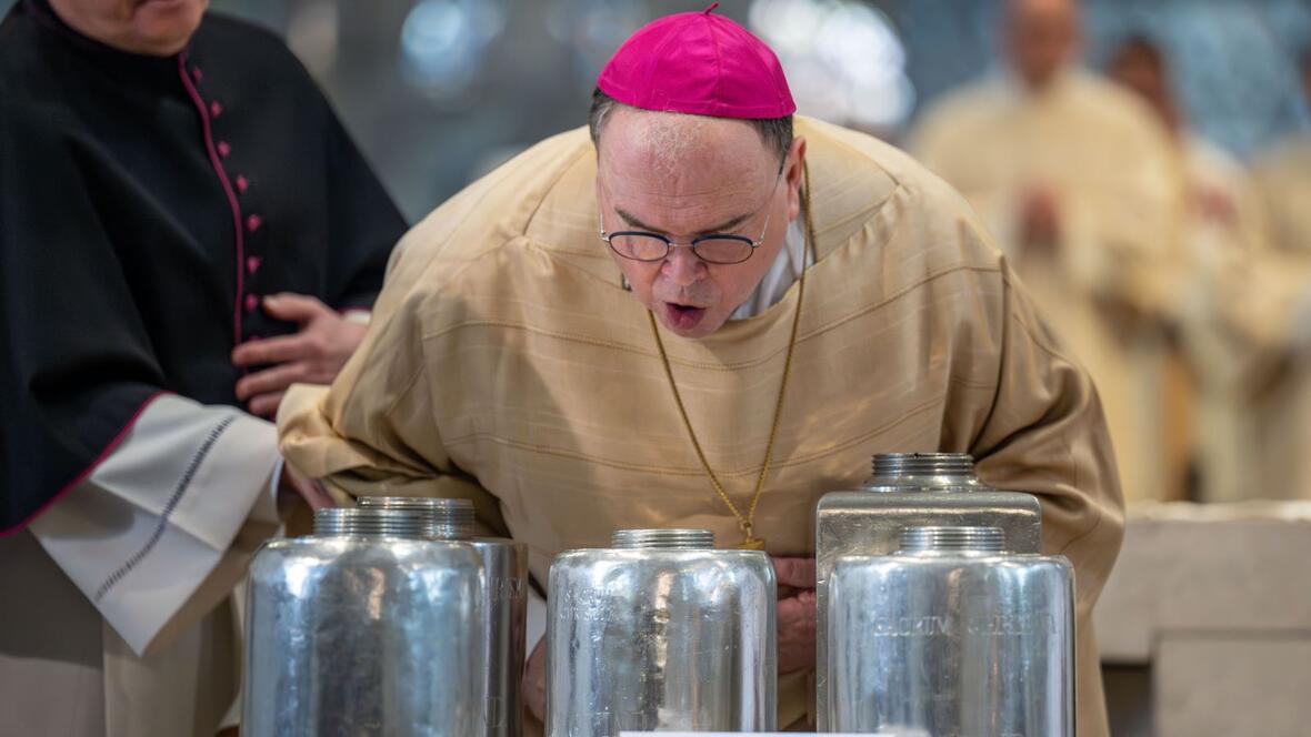 Im Rahmen der Liturgie hauchte der Bischof das Chrisam an, um symbolisch den Heiligen Geist herabzurufen.