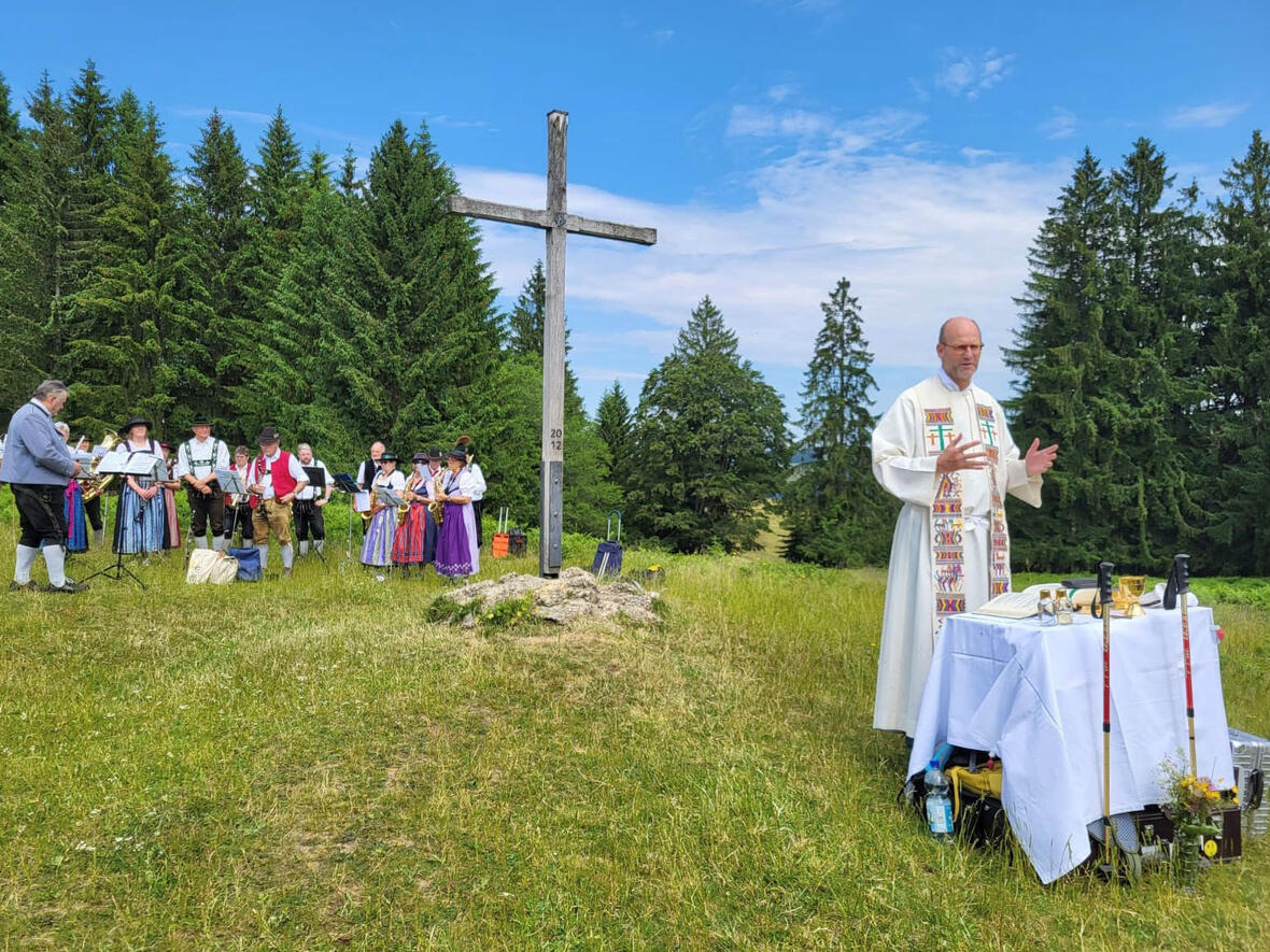 Ein umfangreiches Programm an Bergmessen und spirituellen Angeboten in der Natur listet die neue Bergmessenbroschüre des Seelsorgeamts in Kempten auf. (Foto: Theresia Zettler)
