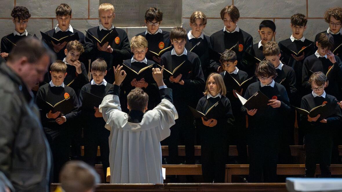Der Gottesdienst wurde musikalisch durch den Karl-Kraft-Chor der Augsburger Domsingknaben gestaltet (Foto: Lucia Kohler / pba)