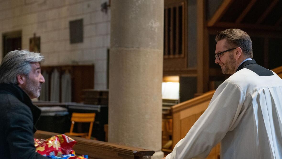 Nach dem Gottesdienst durften sich die Sänger über ein Zeichen des Dankes seitens der EFL freuen (Foto: Julian Schmidt / pba)