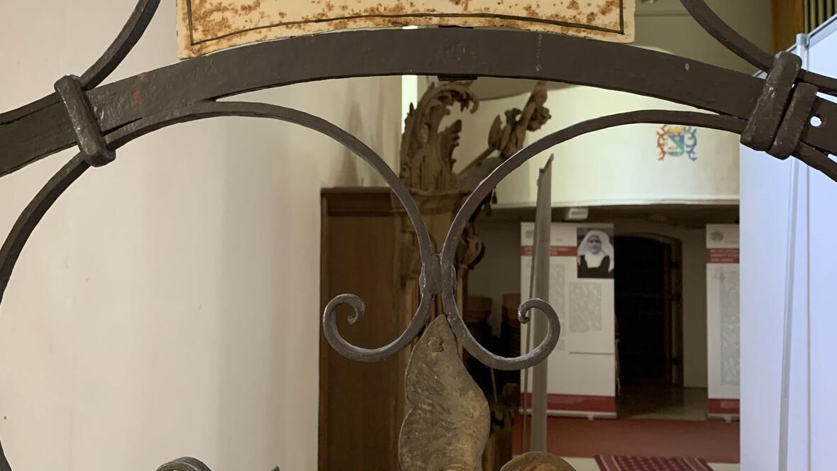 Gläubige besuchen dabei auch die Krypta der Wallfahrtskirche