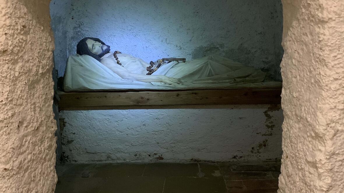 In der Krypta gibt es zahlreiche Darstellungen des Lebens und Wirkens Jesu. 