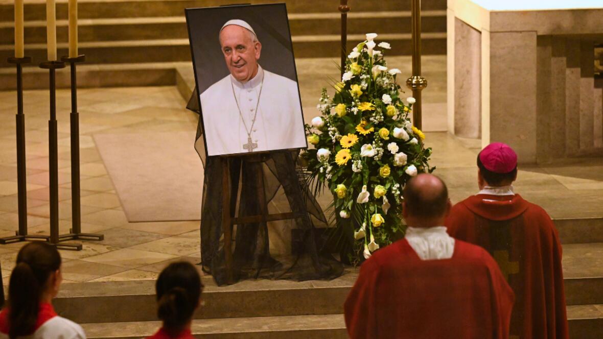 Am Ende folgte ein Totengebet vor dem Bildnis des Papstes. 