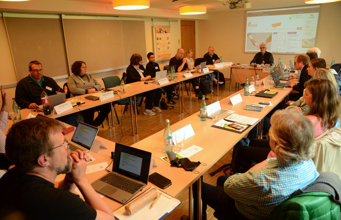 Zum letzten Mal in diesem Setting: Johannes Simon (vor der Leinwand) moderierte die Bundeskonferenz 2025 von Pfarrbriefservice.de. Er wird im Oktober 2025 in den Ruhestand gehen. (Foto: Christian Schmitt/pfarrbriefservice.de)