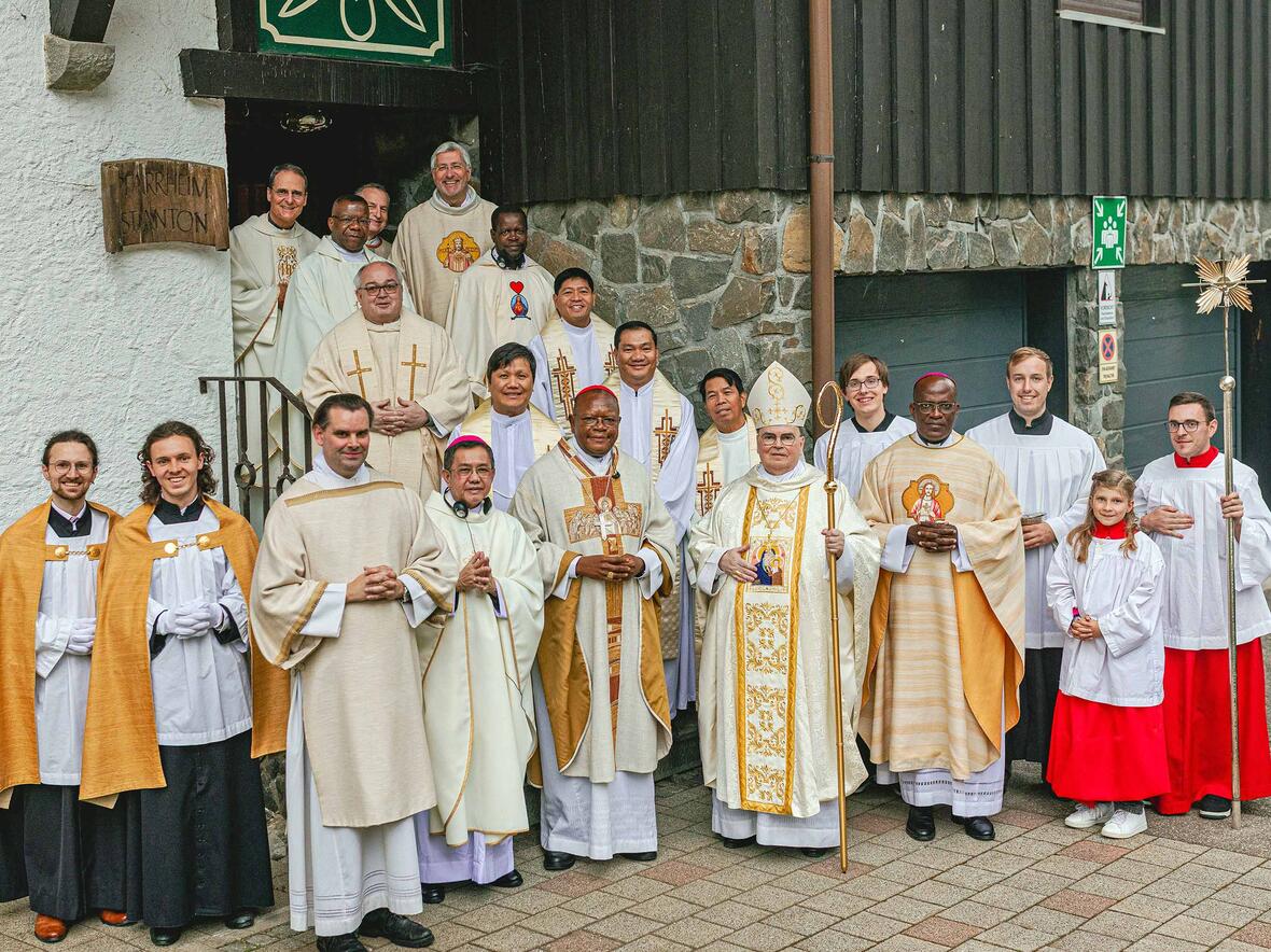 72-Stunden-"Mariathon" in Balderschwang: Nach der Heiligen Messe mit Bischof Bertram und Gästen aus aller Welt, unter anderem Kardinal Fridolin Ambongo Besungo aus der Demokratischen Republik Kongo. (Fotos: Radio Horeb)
