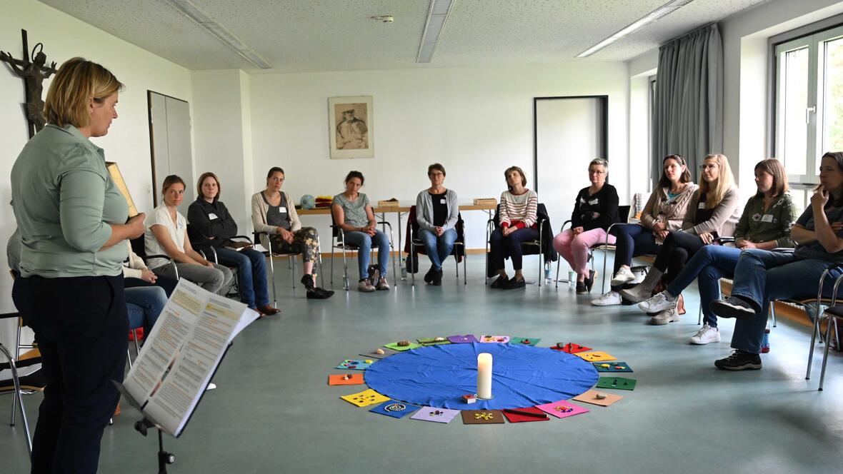Wie man Gottesdienste für Kinder interessant umsetzen kann, erfuhren die Engagierten nicht nur theoretisch, sondern auch in der Praxis. (Foto: Maria Rösch / pba)