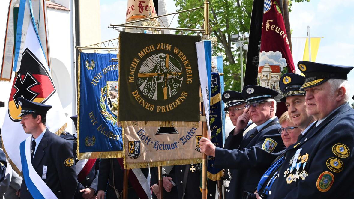 Zahlreiche Fahnenabordnungen kamen zur Friedenswallfahrt nach Biberbach. (Fotos: Leander Stork / pba)
