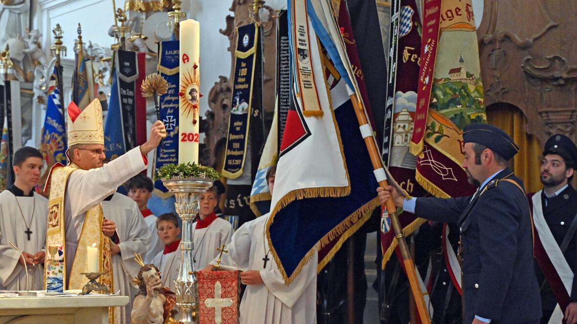 Am Ende segnete der Weihbischof die Standarte des BKV Nordschwaben.