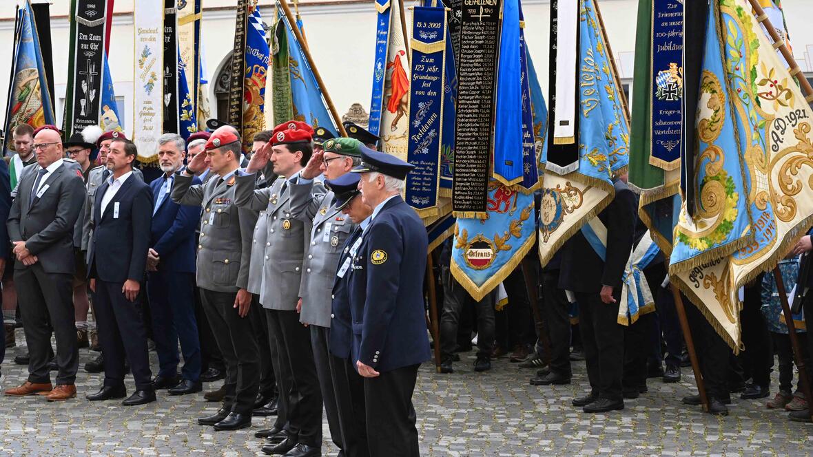 "Der gute Kamerad" - Totengedenken auf dem Kirchplatz. 